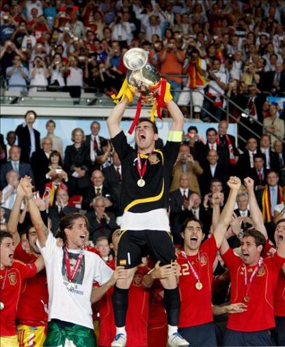 http://elblogderobzt.files.wordpress.com/2008/06/espana-campeon-eurocopa-08.jpeg?w=417&h=508